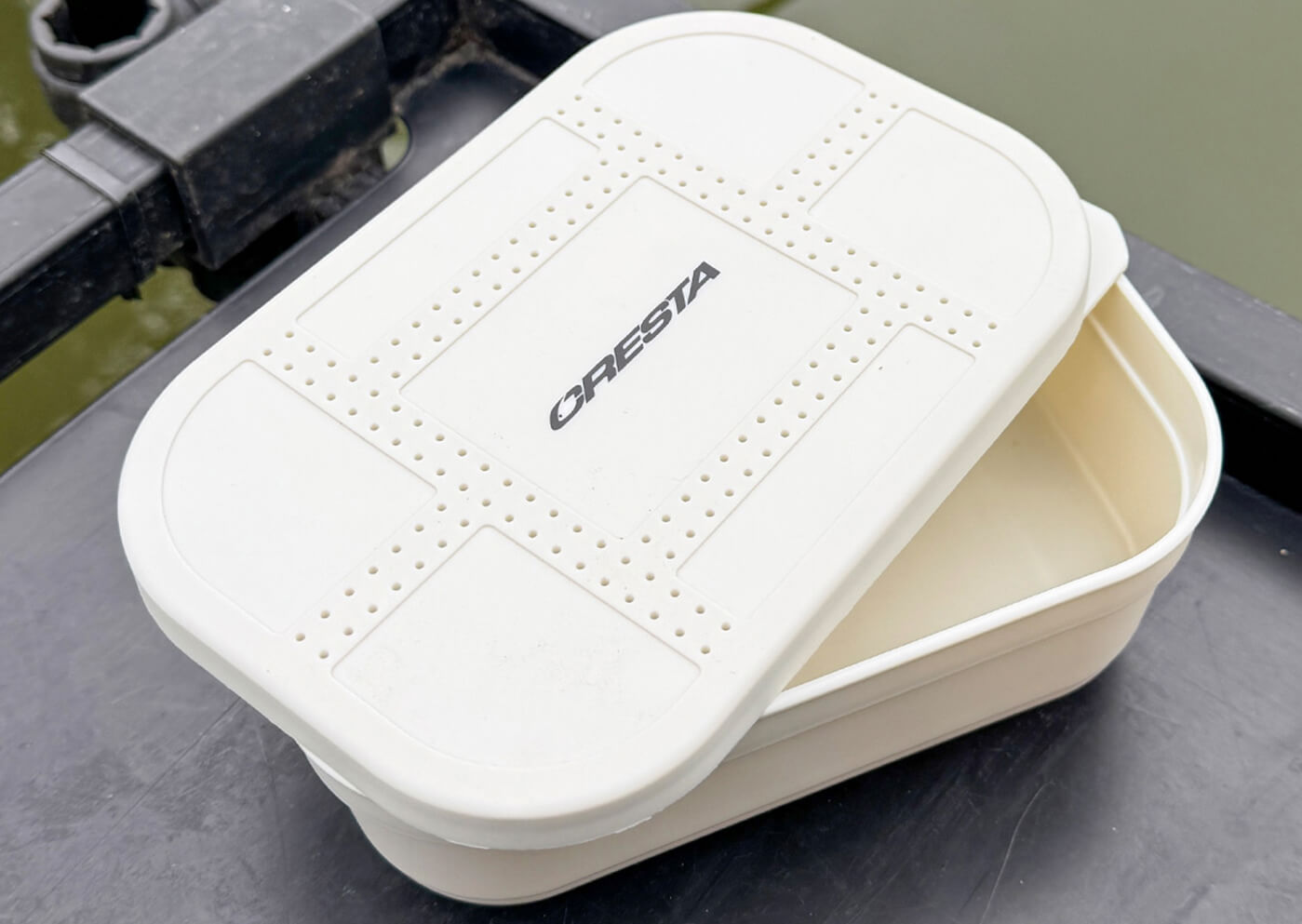 Cresta Bait Tub 600 ml – Köderdose mit gelochtem Deckel Weiß