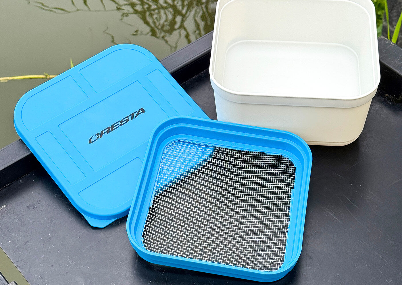 Cresta Bait Tub 1600 ml – Closed Lid + Metal Riddle Köderbox