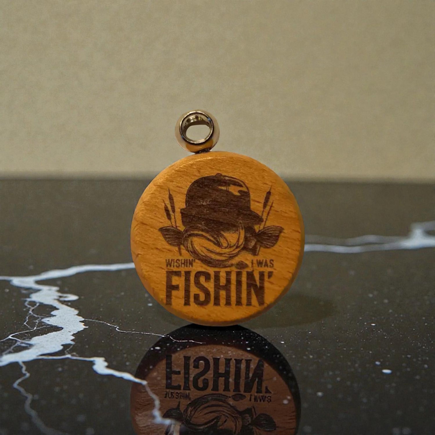 Personalisierter Schlüsselanhänger Angler Rund aus Naturholz mit Gravur